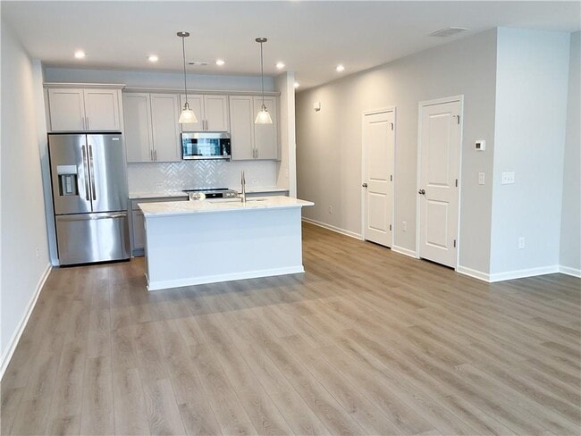 Building Photo - 493 Crown Dr