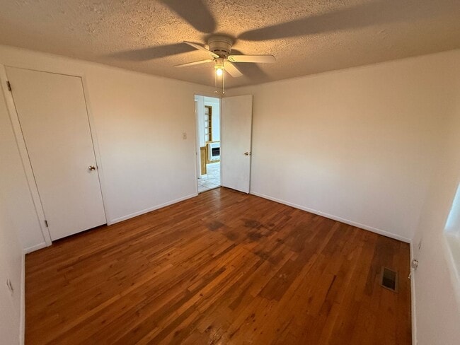 Building Photo - Home in Marion