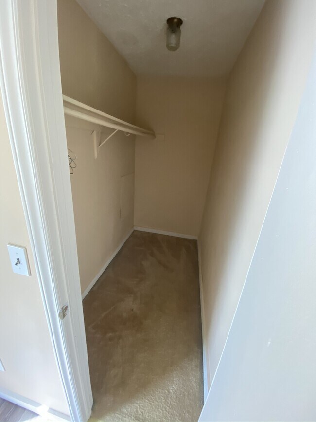 Building Photo - 41 Meadowgreen Dr