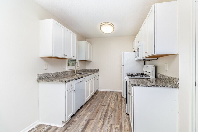 Building Photo - Spacious 5bed|2bath Home w/ Large Backyard & Garage