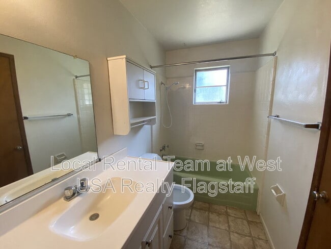 Building Photo - 2830 N Schevene Blvd