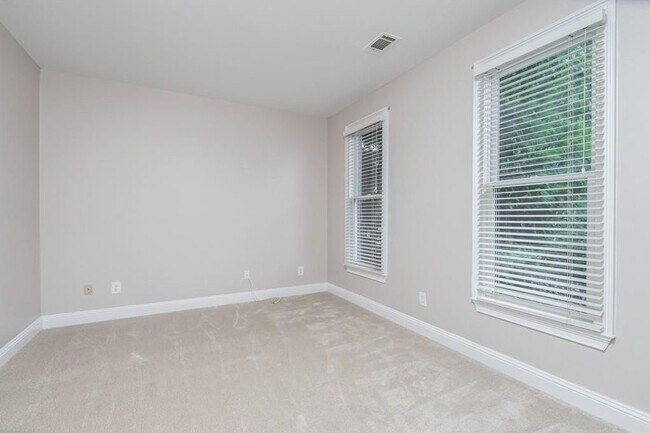 Building Photo - 802 Satinwood Pl