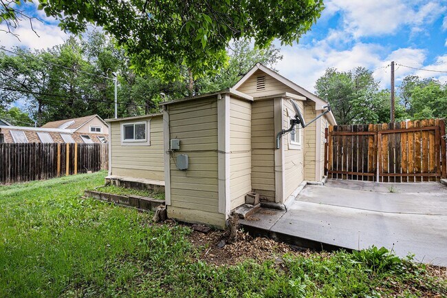 Building Photo - Single Family home, 2 Beds 1 Bath close to...