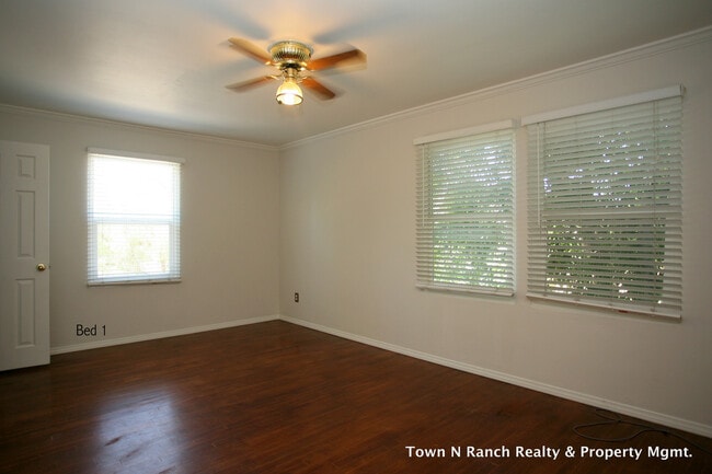 Building Photo - 5Br 2Ba single Family Home