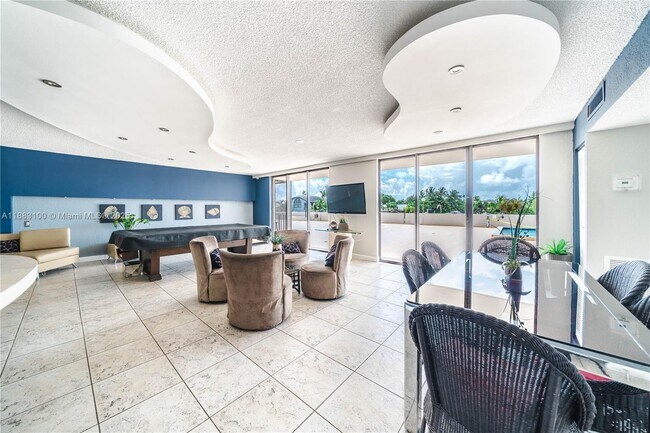 Building Photo - 2500 NE 135th St