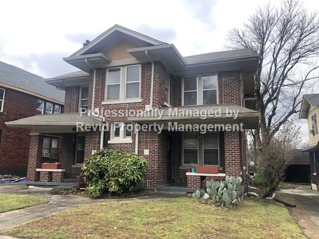 Building Photo - Large upstairs apartment in Midtown!