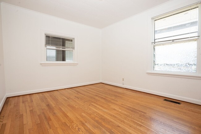 Building Photo - Old World Charm with Views of Lake Union!