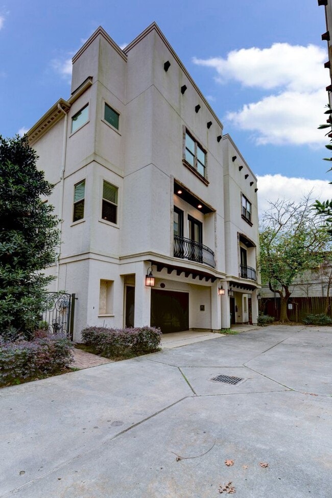 Building Photo - Beautiful 3 bedroom/3.5 bath Mediterranean...