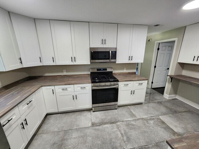 Building Photo - Richland Elementary District - 4 Bedroom Home