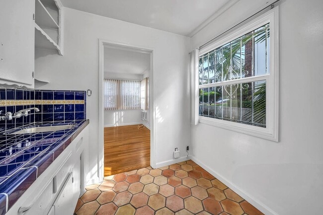 Building Photo - Studio Unit! Must see