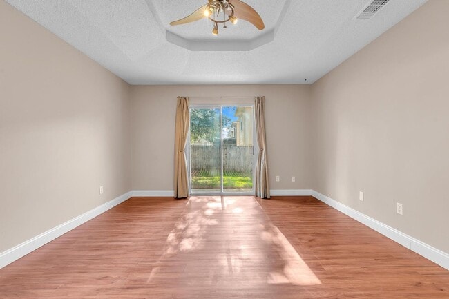 Building Photo - Updated Home in Convenient Location
