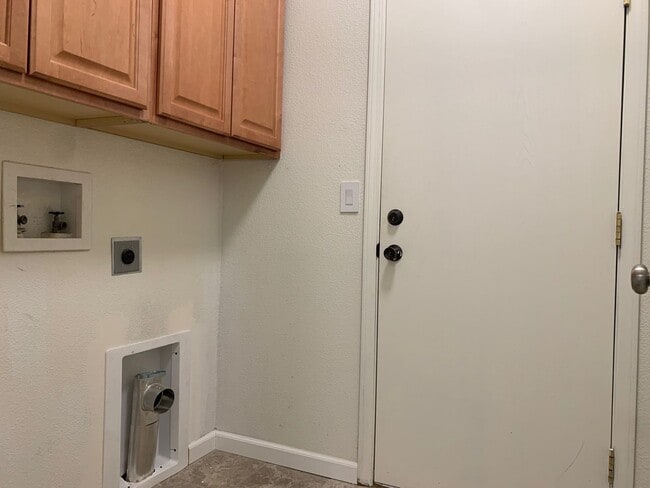 Building Photo - *STUNNING* 3 BEDROOM IN STETSON HILLS