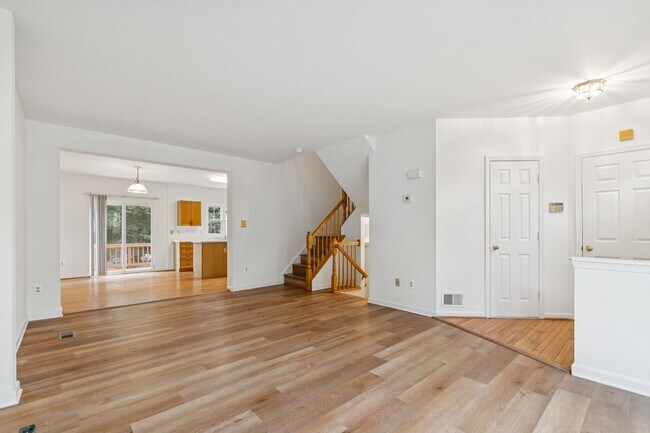 Building Photo - Great Location for schools, shopping and d...