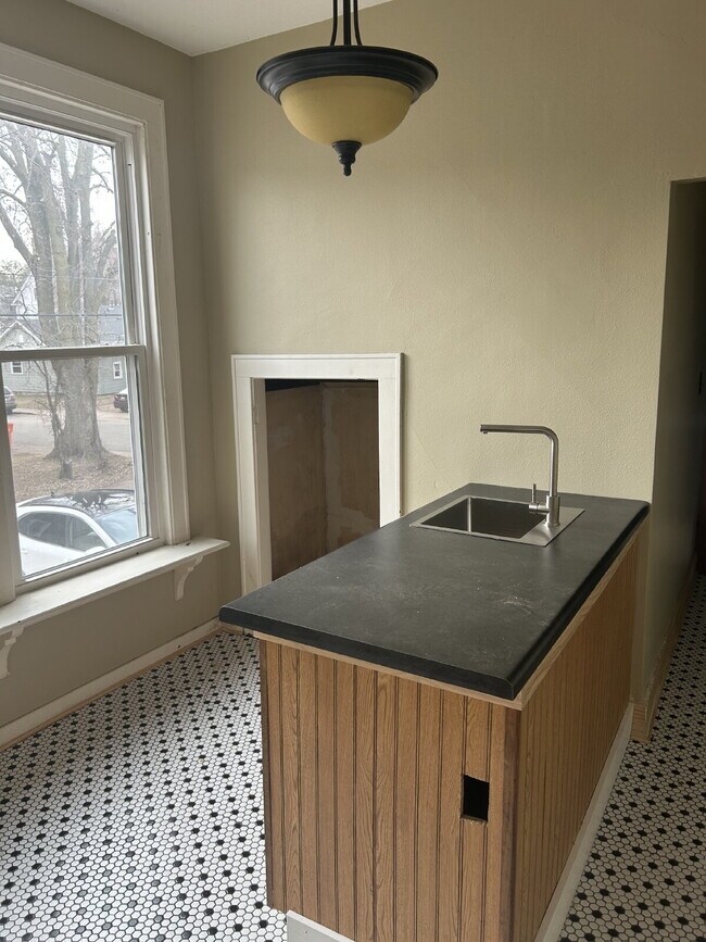 Building Photo - Studio apartment available September 1st i...