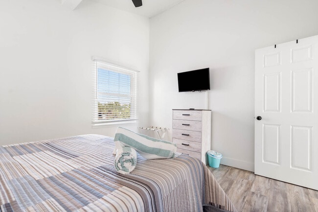 Building Photo - 113 4th Ave