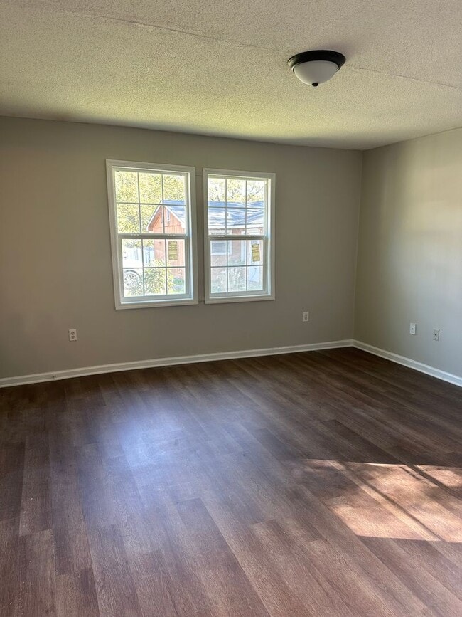 Building Photo - Newly updated pet friendly 3 bedroom duplex.
