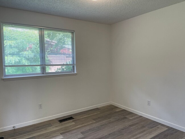 Building Photo - Very Nice 3 Bedroom 2 bath Home-Fully fenc...
