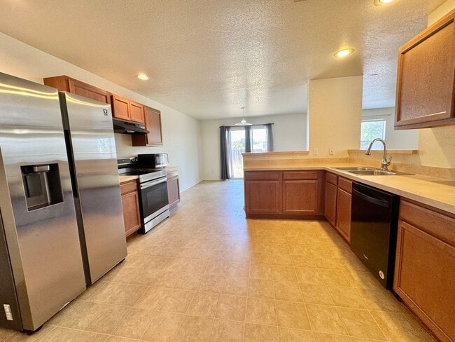 Building Photo - *COMING SOON* MOVE IN SPECIAL Beautifully Designed Two-Story Home with Loft and Garden Tub!