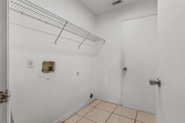 Building Photo - 3BR, 2BA available now in Silver Springs Shores