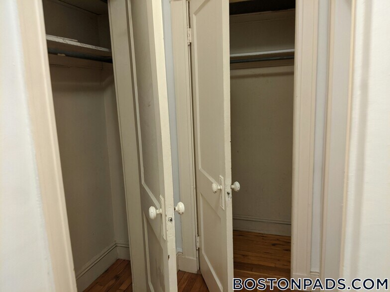 Building Photo - 137 Park Dr