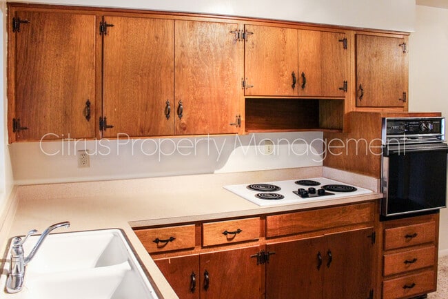 Building Photo - Two Bedroom Duplex