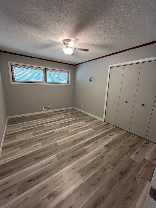 Building Photo - 10441 York Ave S