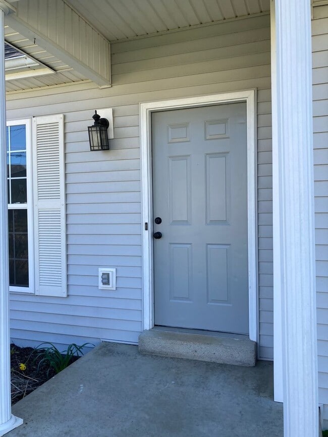 Building Photo - **Backyard offers Country Setting in City Limits**