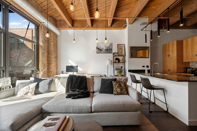 Building Photo - 1040 W Adams St