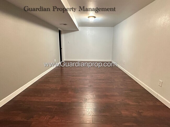 Building Photo - Burnsville Single Family Home, 2 Car Garage, Large Sun Room, Fireplace, Deck
