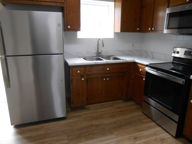 Building Photo - Remodeled, 2 Bedroom & 1 Bath Home  Like New!