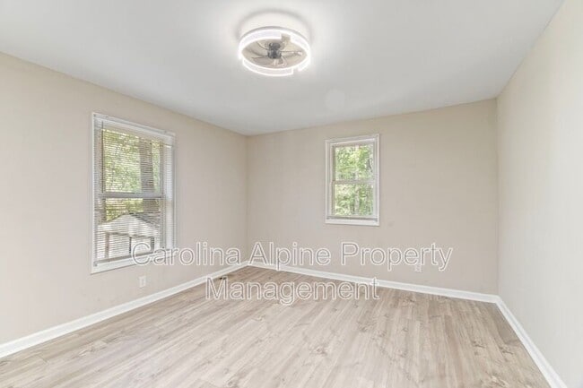 Building Photo - 175 Uphill Dr