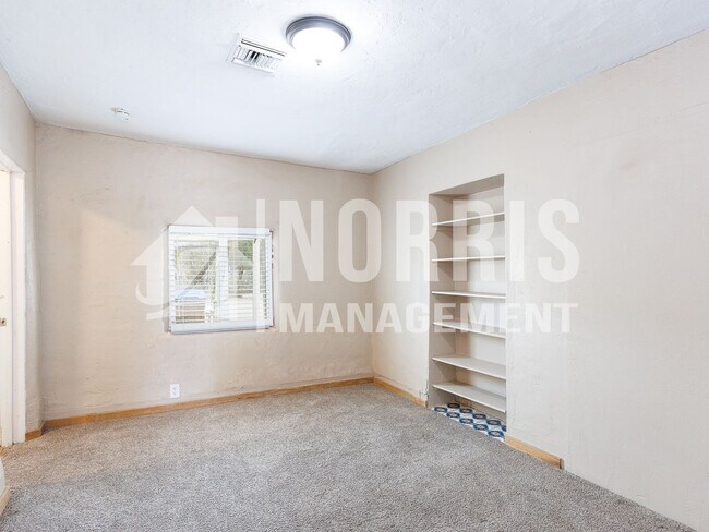 Building Photo - 225 E Aguilar St