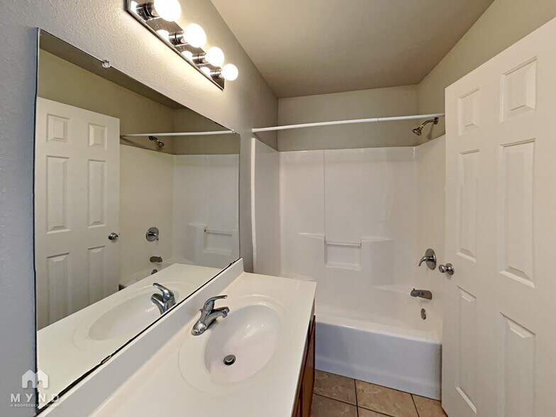 Building Photo - 524 N Brentwood Ave