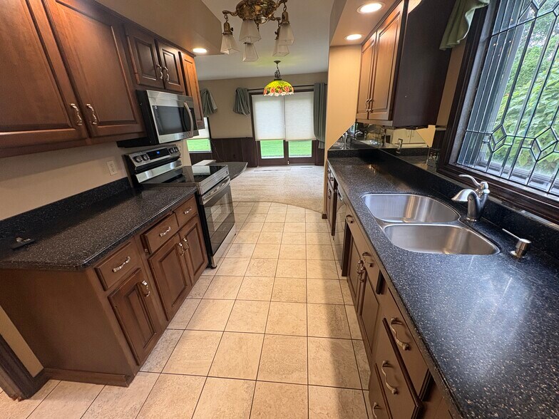 Building Photo - 1512 Winsted Dr