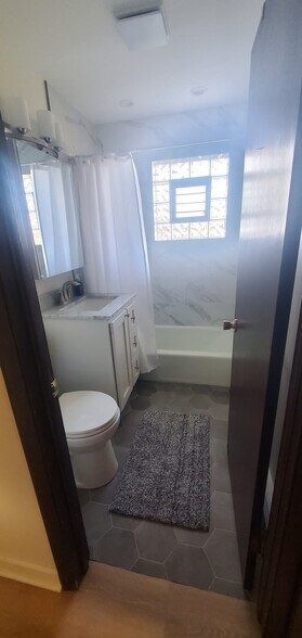 Building Photo - 15290 El Cameno Ter