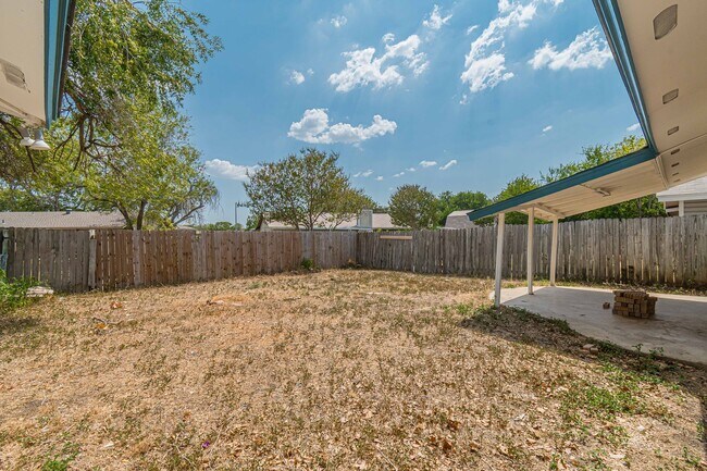 Building Photo - 9518 Millbrook Dr