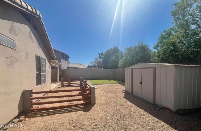 Building Photo - 7427 W Crest Ln