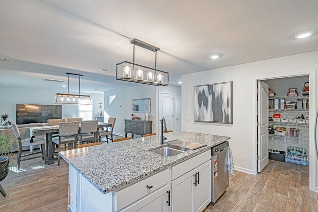 Building Photo - Spacious 4 bed, 2.5 bath Home with Neighbo...