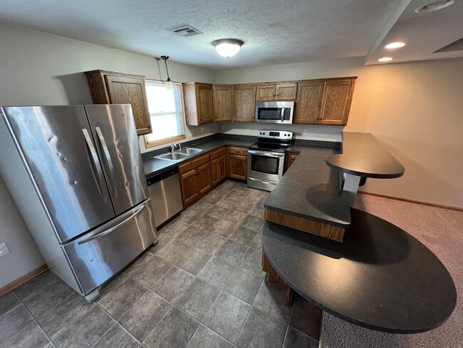 Building Photo - 713 W 8th St