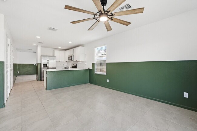 Building Photo - 12168 E Sunflower Ln