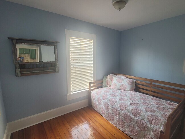 Building Photo - Charming Cottage - minutes from the Seawall