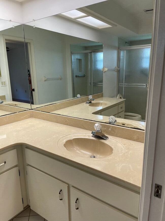 Building Photo - Adorable 2 bedroom 2 bath pool home in Seven Hills