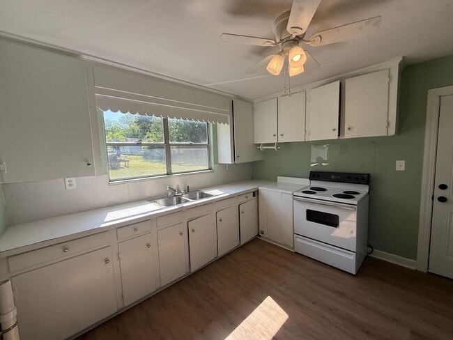 Building Photo - 2/1 Home Available Now!