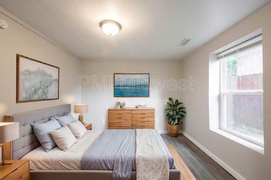 Building Photo - 955 N Traub Ave