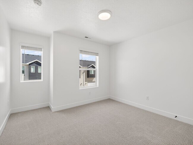 Building Photo - 3 Bed / 3.5 Bath Townhome in Mapleton – Modern, Spacious & Well-Located