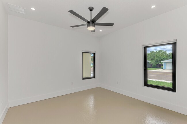 Building Photo - 2144 Webber St