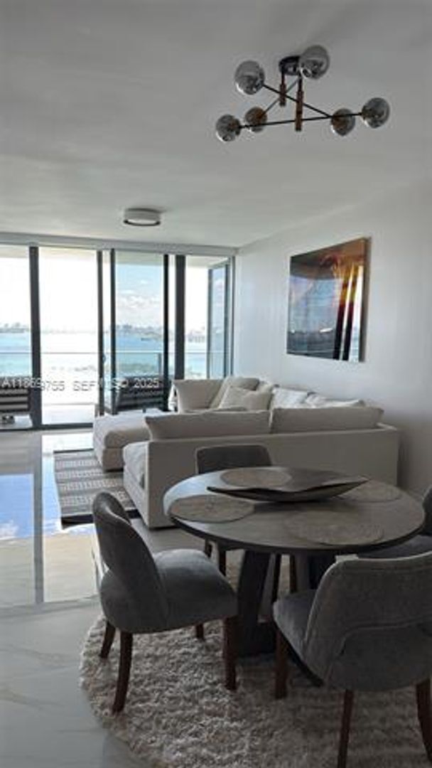 Building Photo - 700 NE 24th St