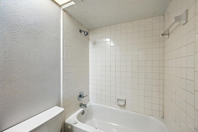 Building Photo - Charming 2/2 Duplex with Carport