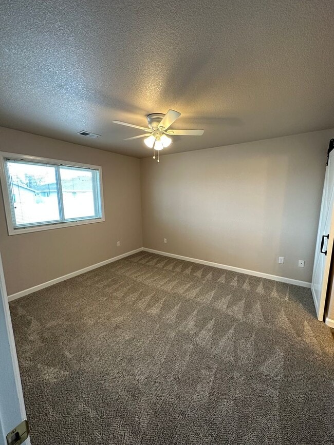 Building Photo - 2 BEDROOM, PLUS OFFICE SPACE, 2 BATHROOM, ...
