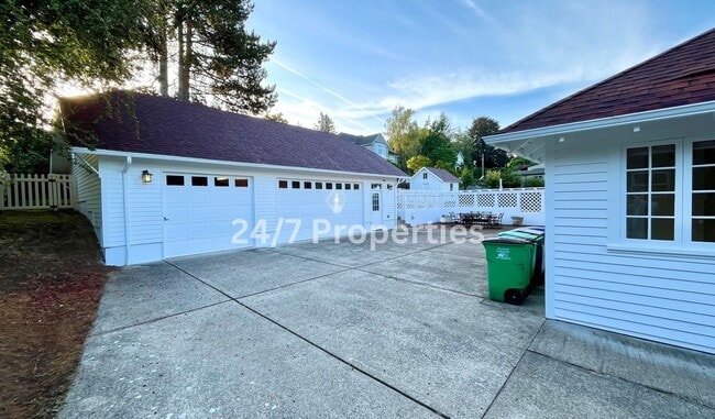 Building Photo - Unique Large 3BD I 2BA Home - Near Gabriel Park!